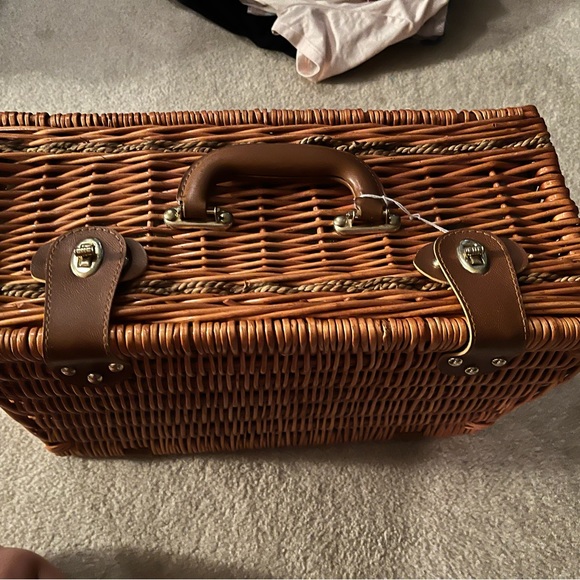 Medium Closable Picnic Basket - Picture 2 of 3